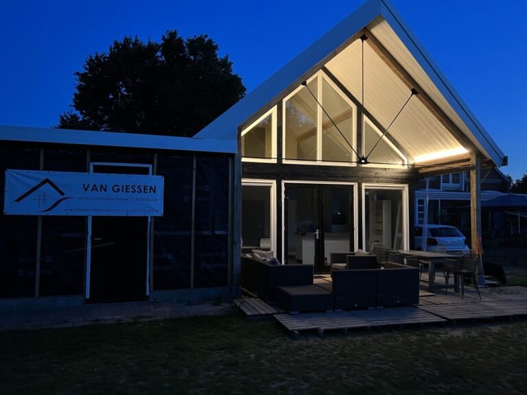 Schuurwoning bij avond