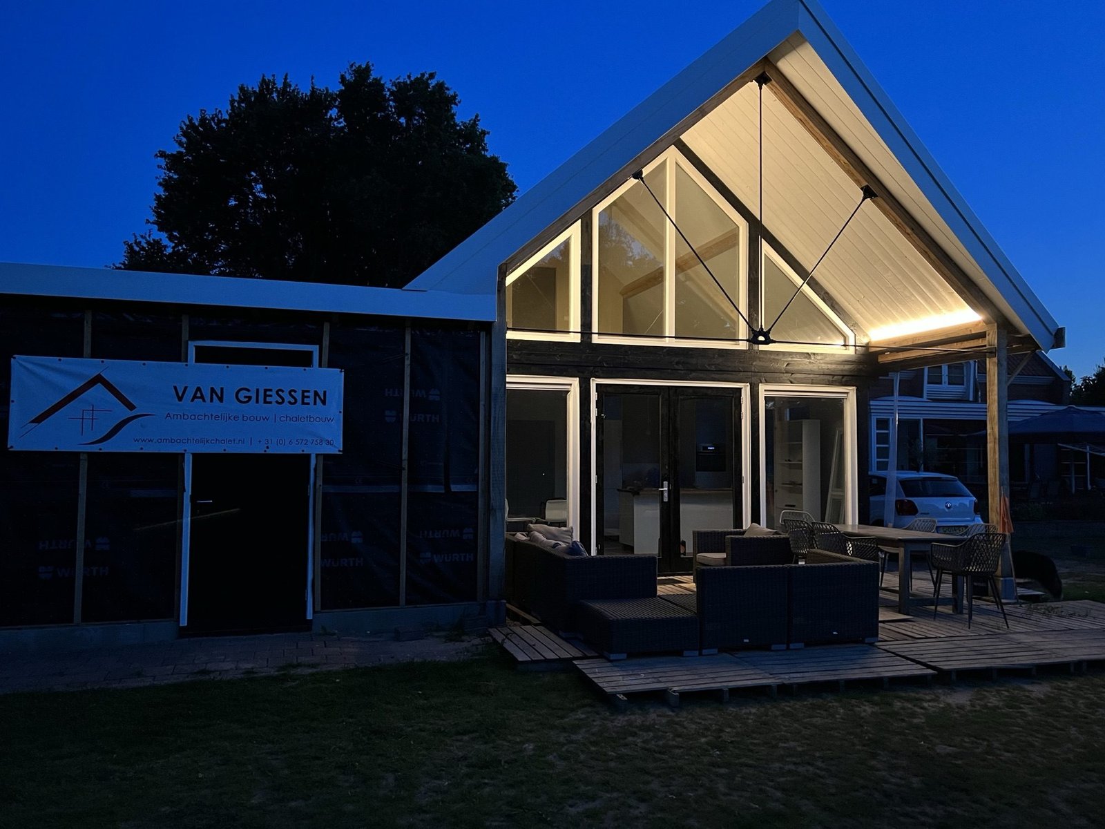 Schuurwoning bij avond
