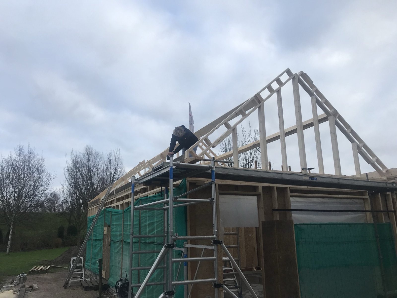 Het dak van de schuurwoning in opbouw