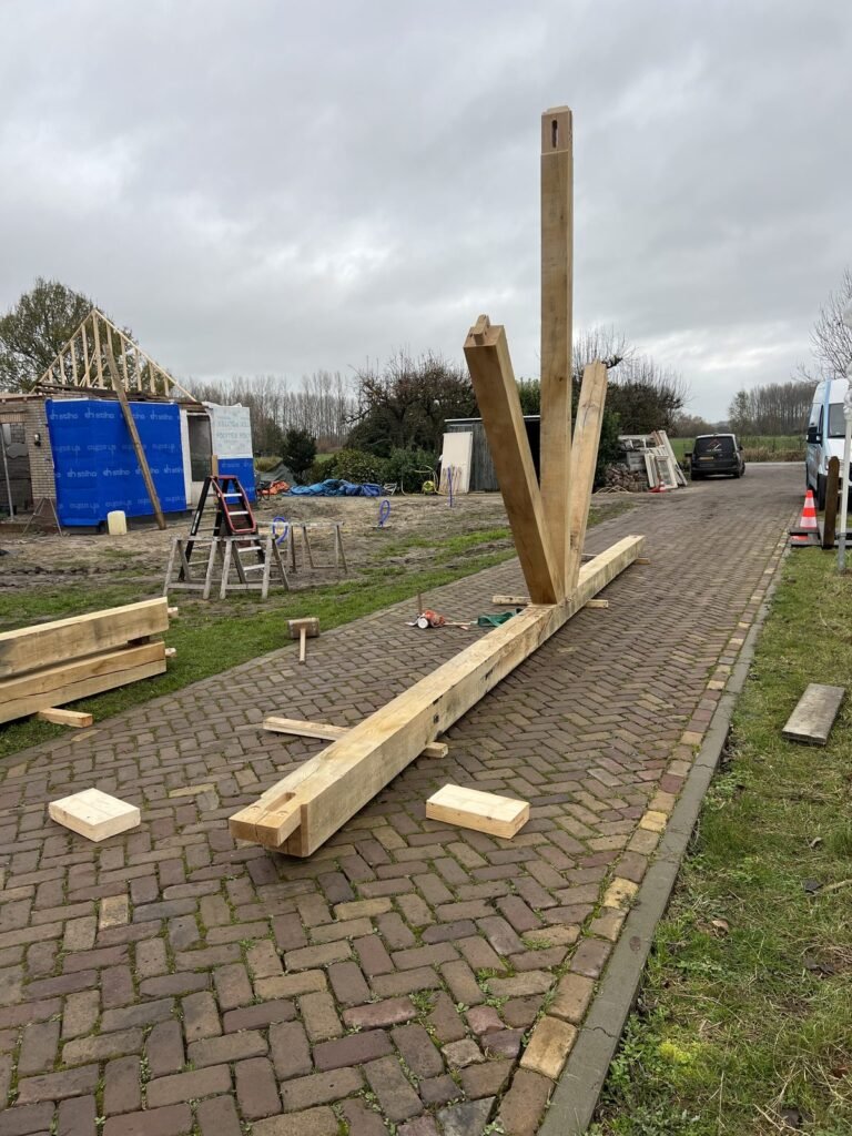 Een eiken balk met pen, klaar om omhoog te gaan