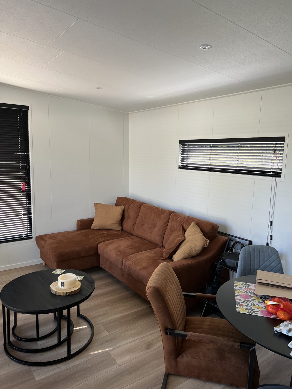De woonkamer van een chalet