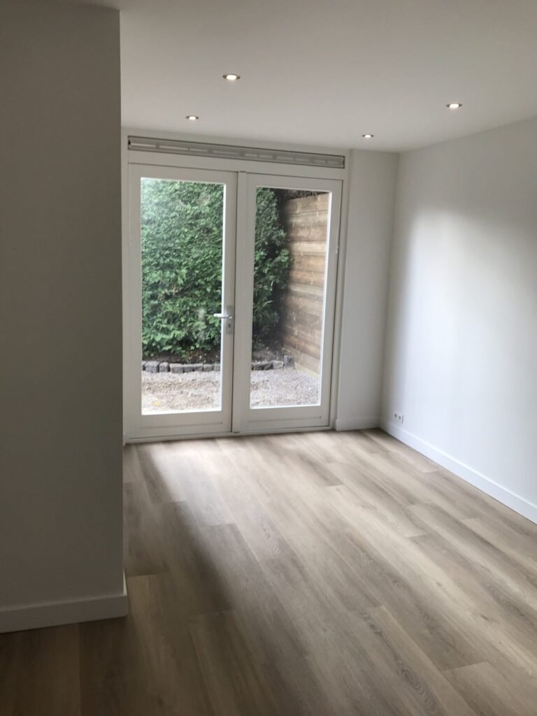 Een kamer met tuindeuren