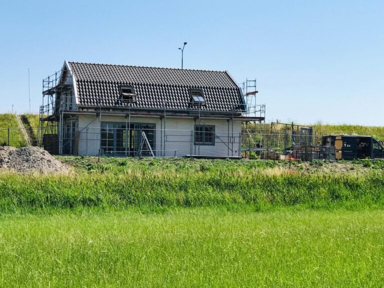 Bijna klaar, met nieuwe pannen op het dak