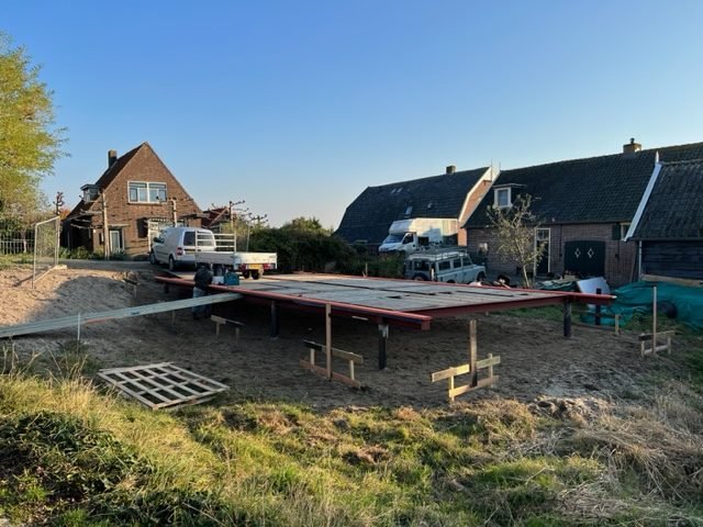 De vloer op de palen