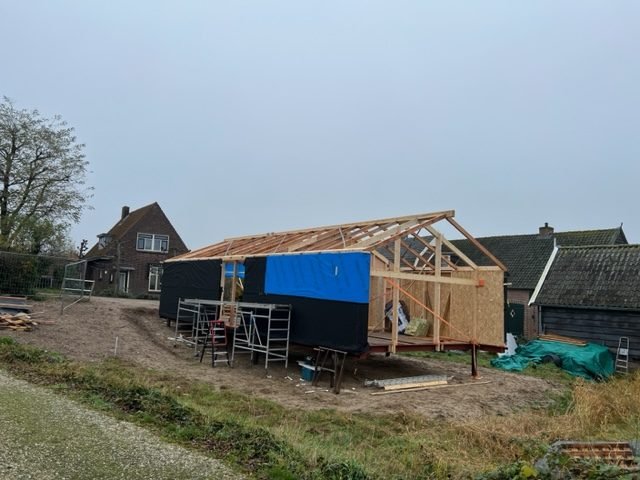 Het houtskelet en het dak gaan omhoog