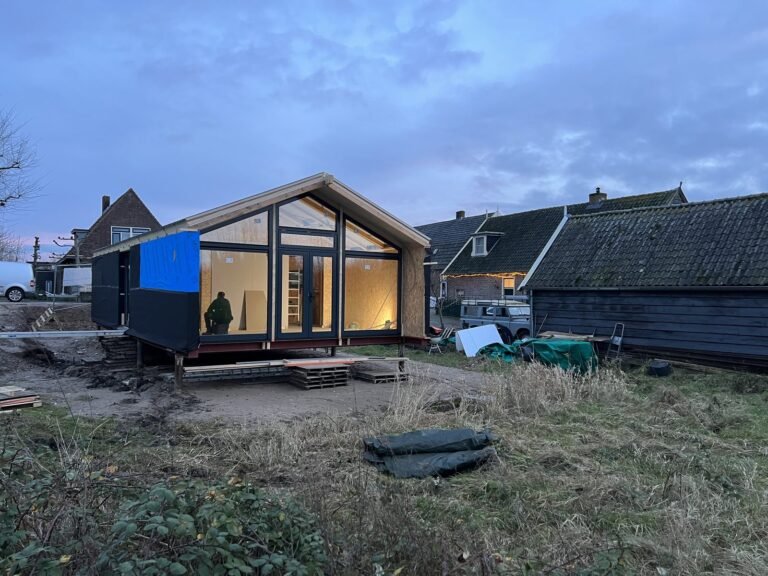 De glazen puntgevel zit erin