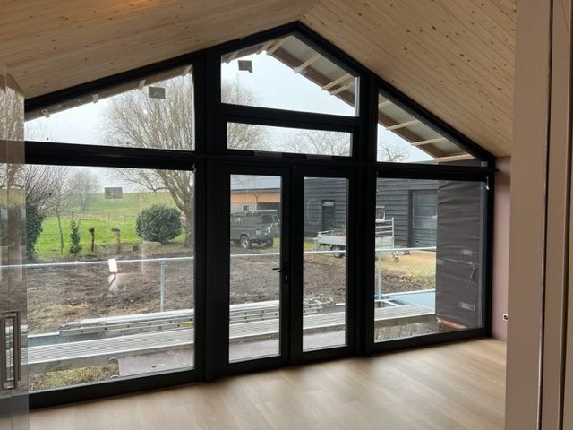 Uitzicht door de glazen puntgevel