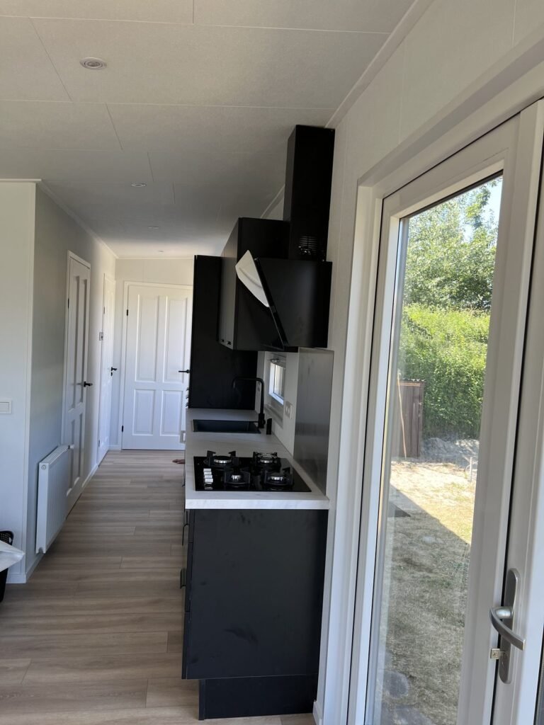 De keuken en de deur naar buiten