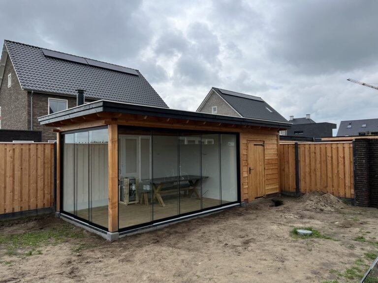 Een tuinkamer met glazen wanden