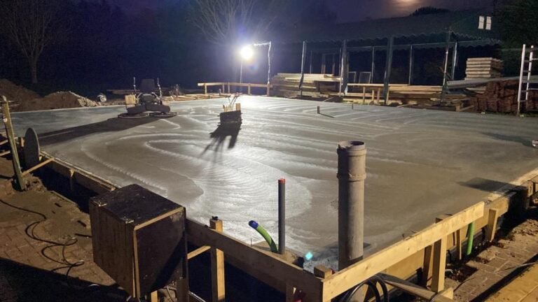 De betonvloer wordt gestort
